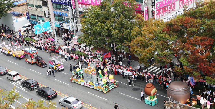 10월 16일 오후 울산시 남구 도로에서 2025 울산공업축제 거리 퍼레이드가 진행되고 있다. 연합뉴스