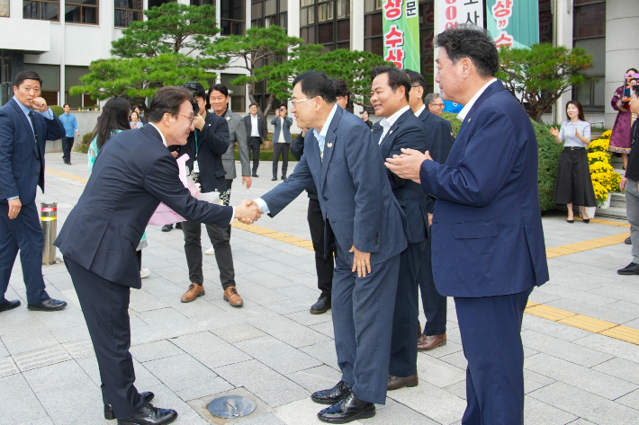 김민석 국무총리가 경주시청 앞에서 주낙영 경주시장과 악수하며 인사하고 있다. 경주시 제공