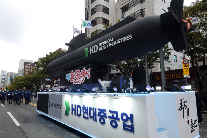 10월 16일 오후 울산 남구 도로에서 '2025 울산공업축제' 거리 퍼레이드가 진행되고 있다. 연합뉴스
