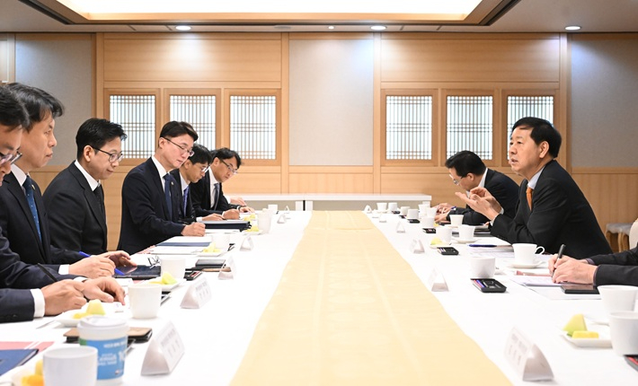 구윤철 경제부총리 겸 기획재정부 장관과 배경훈 과학기술부총리 겸 과학기술정보통신부 장관이 10월 20일 서울 종로구 정부서울청사에서 국정운영을 위한 부총리 간 협조 및 협업방안을 논의하고자 간담회를 개최, 모두발언을 하고 있다. 기획재정부 제공