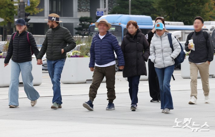 북쪽에서 찬 공기가 남하하면서 아침 기온이 급격히 떨어진 20일 오전 서울 종로구 광화문 광장에서 두꺼운 옷을 입은 관광객들이 발걸음을 재촉하고 있다.