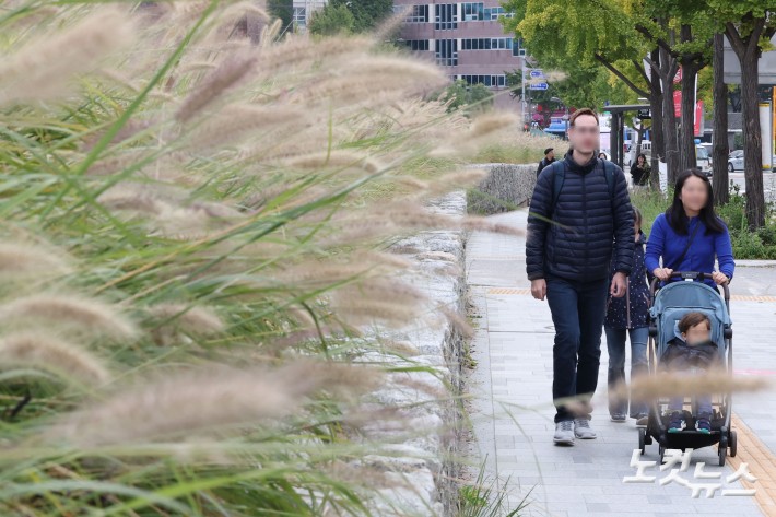 북쪽에서 찬 공기가 남하하면서 아침 기온이 급격히 떨어진 20일 오전 서울 종로구 열린송현 녹지광장 인근에 두꺼운 옷을 입은 관광객들이 발걸음을 재촉하고 있다.