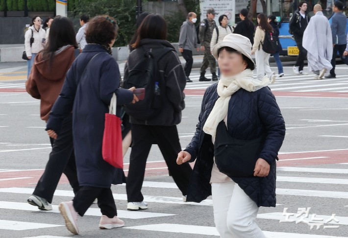 북쪽에서 찬 공기가 남하하면서 아침 기온이 급격히 떨어진 20일 오전 서울 종로구 열린송현 녹지광장 인근에 두꺼운 옷을 입은 시민들이 발걸음을 재촉하고 있다.