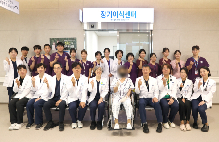 생체 간이식 환자와 의료진. 순천향대천안병원 제공