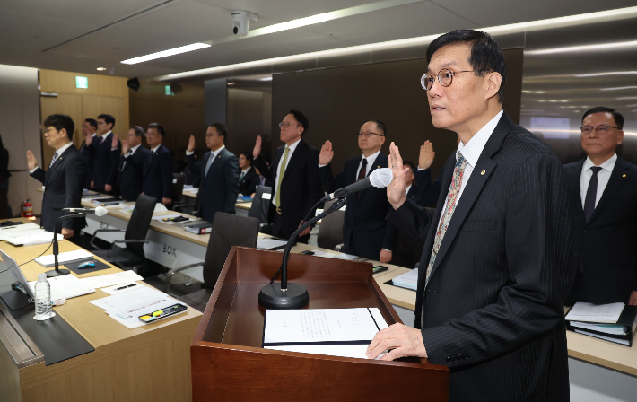 이창용 한국은행 총재가 20일 서울 중구 한국은행에서 열린 국회 기획재정위원회의 한국은행에 대한 국정감사에서 증인선서를 하고 있다. 연합뉴스