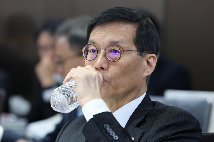 이창용 한국은행 총재가 20일 서울 중구 한국은행에서 열린 국회 기획재정위원회의 한국은행에 대한 국정감사에서 물을 마시고 있다. 연합뉴스