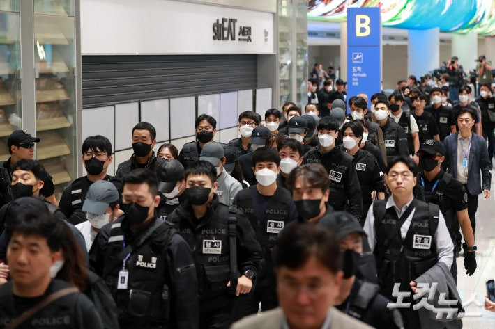 캄보디아에 구금돼 있던 한국인 64명이 18일 오전 인천공항을 통해 송환되고 있다. 이들은 보이스피싱 등 국제 범죄 조직에 가담한 혐의를 받고 있다. 황진환 기자