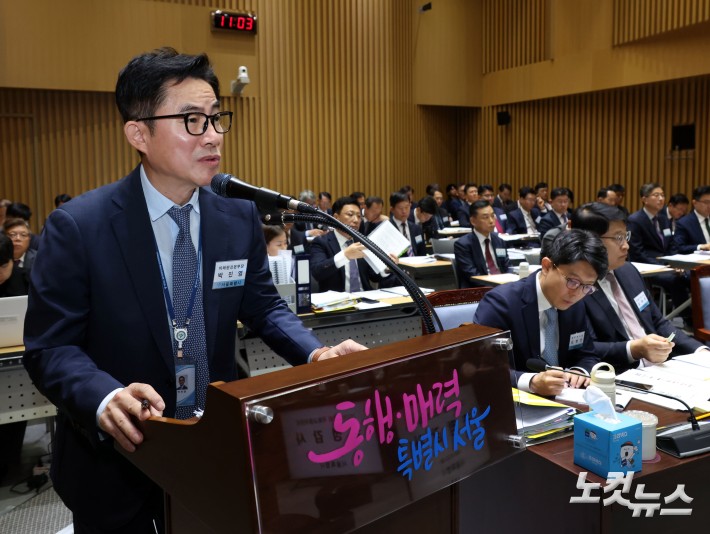 질의에 답하는 서울시 미래한강본부장