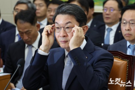 이억원 금융위원장이 20일 서울 여의도 국회 정무위원회에서 열린 금융위원회·한국산업은행·중소기업은행에 대한 국정감사에서 안경을 만지고 있다.