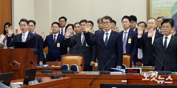 이억원 금융위원장이 20일 서울 여의도 국회 정무위원회에서 열린 금융위원회·한국산업은행·중소기업은행에 대한 국정감사에서 선서를 하고 있다.