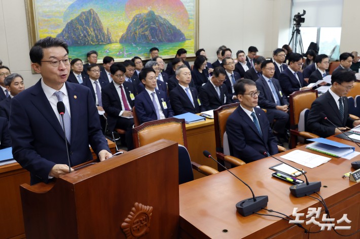 이억원 금융위원장이 20일 서울 여의도 국회 정무위원회에서 열린 금융위원회·한국산업은행·중소기업은행에 대한 국정감사에서 업무보고를 하고 있다.