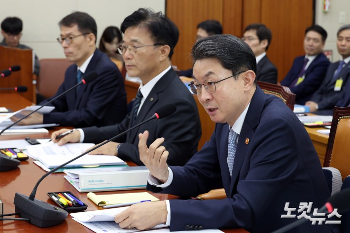 이억원 금융위원장이 20일 서울 여의도 국회 정무위원회에서 열린 금융위원회·한국산업은행·중소기업은행에 대한 국정감사에서 의원 질의에 답변을 하고 있다.