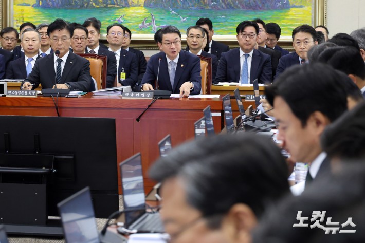 이억원 금융위원장이 20일 서울 여의도 국회 정무위원회에서 열린 금융위원회·한국산업은행·중소기업은행에 대한 국정감사에서 의원 질의에 답변을 하고 있다.