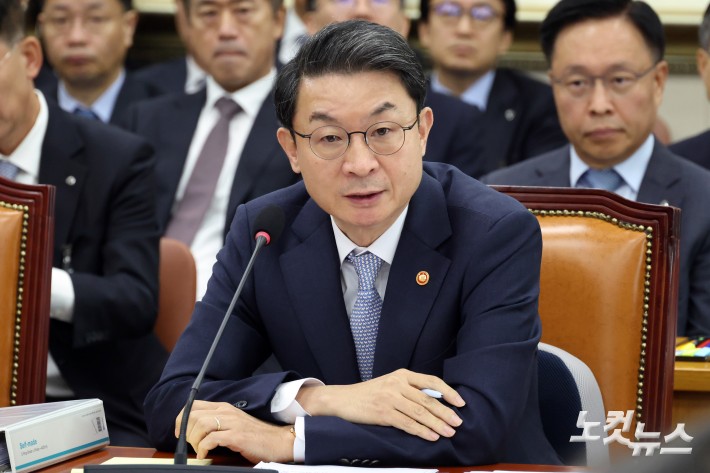 이억원 금융위원장이 20일 서울 여의도 국회 정무위원회에서 열린 금융위원회·한국산업은행·중소기업은행에 대한 국정감사에서 의원 질의에 답변을 하고 있다.