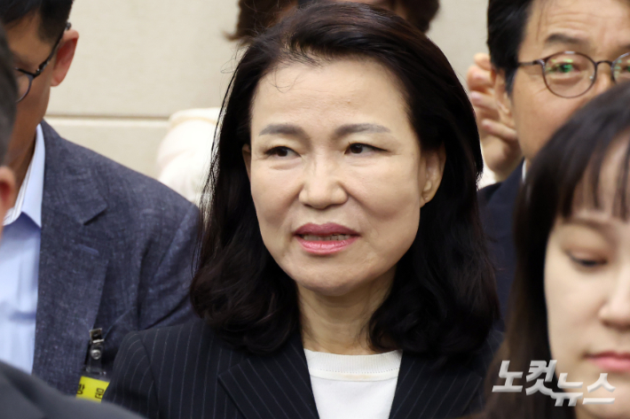 14일 서울 여의도 국회에서 열린 과학기술정보방송통신위원회의 방송미디어통신위원회·방송미디어통신사무소 등 국정감사에 이진숙 전 방송통신위원장이 증인으로 출석해 의원 질의에 답변을 하고 있다. 윤창원 기자