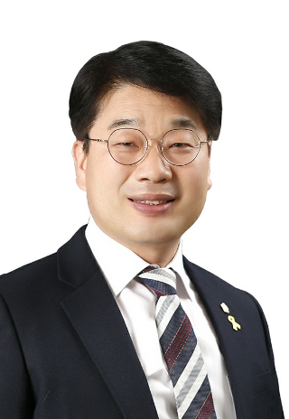 군산시 공무원 등의 직무 관련 사건에 대한 소송비용 지원 조례를 대표 발의한 서동완 의원. 군산시의회 제공