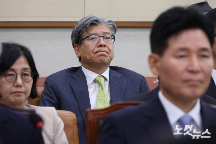 20일 서울 여의도 국회에서 열린 법제사법위원회의 서울고등법원·수원고등법원·서울중앙지방법원 등에 대한 국정감사에 국민의힘 나경원 의원의 배우자인 김재호 춘천지방법원장이 기관 증인으로 출석해 있다.