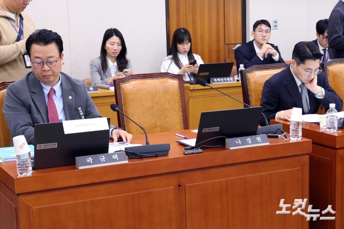 20일 서울 여의도 국회에서 열린 법제사법위원회의 서울고등법원·수원고등법원·서울중앙지방법원 등에 대한 국정감사에서 국민의힘 나경원 의원이 배우자인 김재호 춘천지방법원장의 기관 증인 출석과 관련 신상발언을 마치고 이석해 자리가 비어있다.