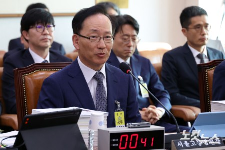 20일 서울 여의도 국회에서 열린 법제사법위원회의 서울고등법원·수원고등법원·서울중앙지방법원 등에 대한 국정감사에서 김대웅 서울고등법원장이 의원 질의에 답변을 하고 있다.