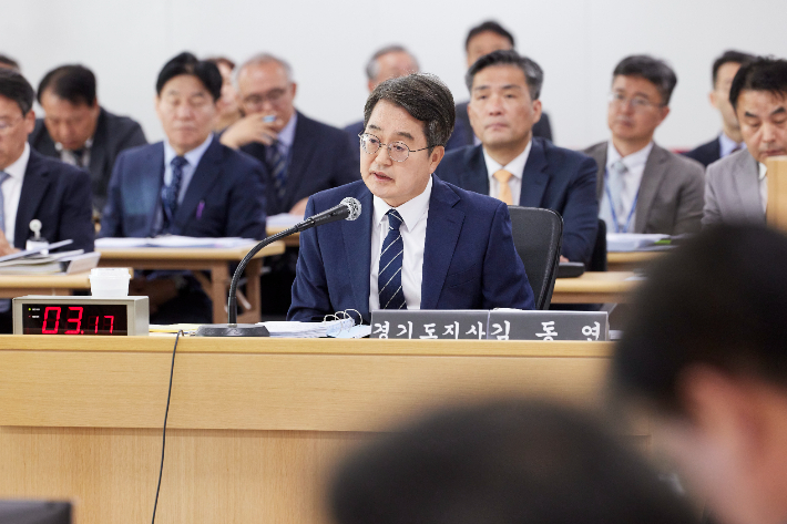 20일 경기도청에서 열린 2025 국토교통위원회 국정감사에서 김동연 경기도지사가 답변을 하고 있다. 경기도 제공