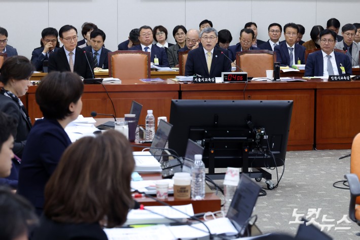 20일 서울 여의도 국회에서 열린 교육위원회의 서울교육청·경기교육청·인천교육청 국정감사에서 정근식 서울시교육감이 의원 질의에 답변을 하고 있다.