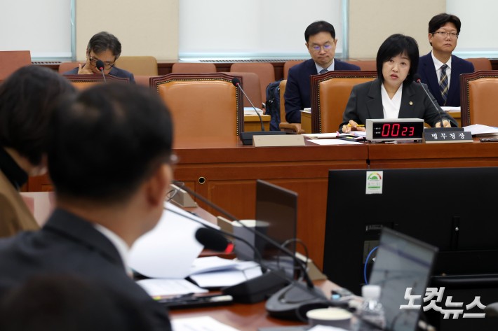 홍소영 병무청장이 20일 서울 여의도 국회에서 열린 국방위원회의 병무청 등에 대한 국정감사에서 의원 질의에 답변을 하고 있다.