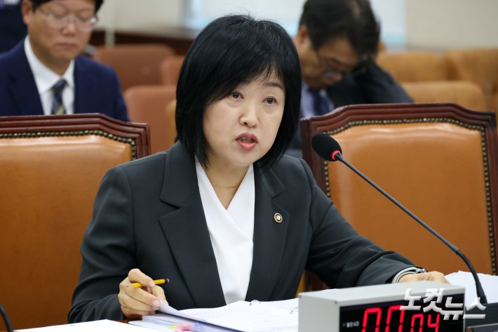 홍소영 병무청장이 20일 서울 여의도 국회에서 열린 국방위원회의 병무청 등에 대한 국정감사에서 의원 질의에 답변을 하고 있다.