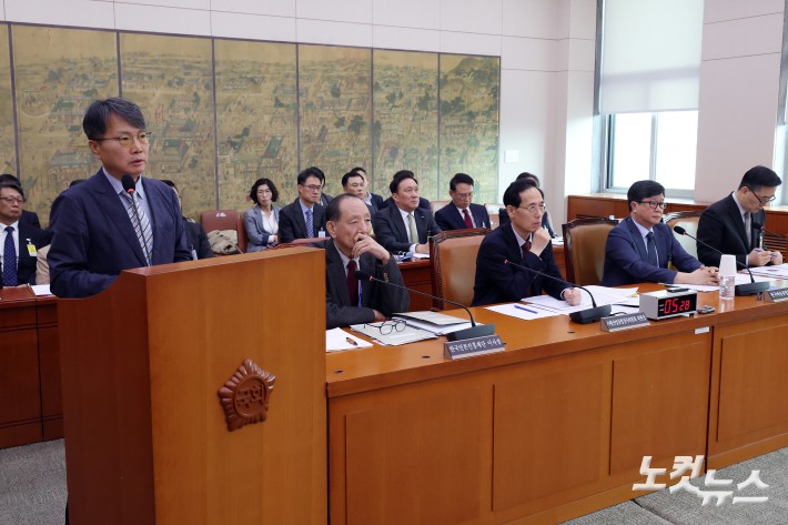 20일 서울 여의도 국회에서 열린 문화체육관광위원회의 사행산업통합감독위원회·한국언론진흥재단·한국정책방송원 등에 대한 국정감사에서 이찬구 한국정책방송원(KTV) 원장 직무대리가 의원 질의에 답변을 하고 있다.