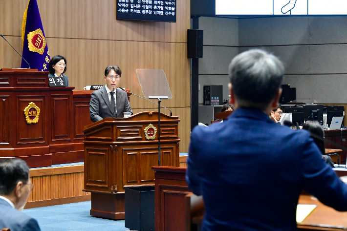 광주광역시의회 박필순 의원이 20일 제337회 임시회 본회의에서 시정질문을 하고 있다. 광주시의회 제공