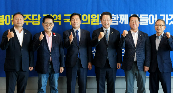 김영록 전라남도지사가 지난 8월 20일 오전 서울에서 열린 '더불어민주당 전남도당-전라남도 예산정책협의회'에 참석해 더불어민주당 전남도당 주철현 위원장을 비롯한 지역 국회의원 등 참석자들과 기념촬영을 하고 있다. 전라남도 제공