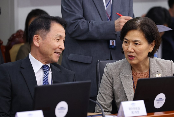김현종 국가안보실 제1차장(왼쪽)과 오현주 제3차장이 서울 용산 대통령실에서 열린 수석보좌관회의에서 이야기를 나누고 있다. 연합뉴스