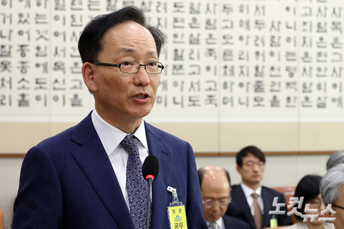 20일 서울 여의도 국회에서 열린 법제사법위원회의 서울고등법원·수원고등법원·서울중앙지방법원 등에 대한 국정감사에서 김대웅 서울고등법원장이 업무보고를 하고 있다. 윤창원 기자