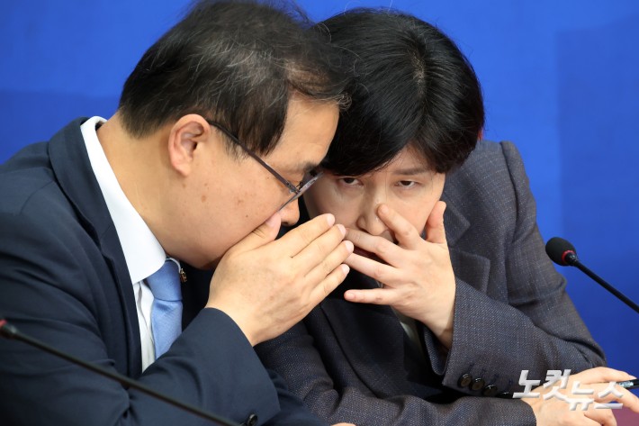 더불어민주당 백혜련 사법개혁특별위원회 위원장과 이건태 간사가 20일 서울 여의도 국회에서 열린 사법개혁특별위원회 사법개혁안 발표 기자간담회에서 대화를 하고 있다.