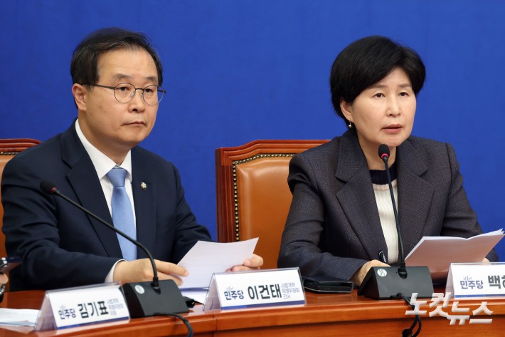 더불어민주당 백혜련 사법개혁특별위원회 위원장이 20일 서울 여의도 국회에서 사법개혁특별위원회 사법개혁안을 발표 하고 있다.