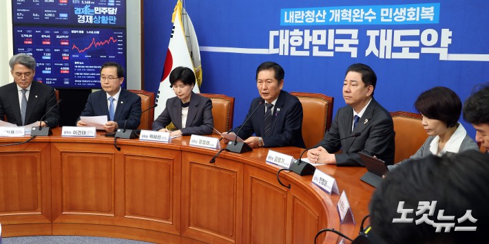 더불어민주당 정청래 대표가 20일 서울 여의도 국회에서 열린 사법개혁특별위원회 사법개혁안 발표 기자간담회에서 발언을 하고 있다.