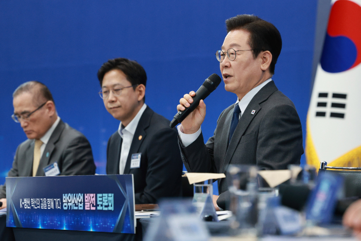 이재명 대통령이 20일 경기도 고양시 킨텍스에서 열린 방위산업 발전 토론회에서 발언하고 있다. 연합뉴스