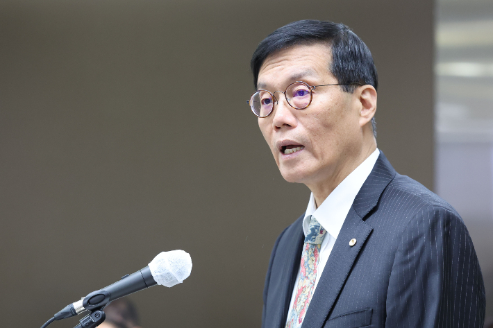 이창용 한국은행 총재가 20일 서울 중구 한국은행에서 열린 국회 기획재정위원회의 한국은행에 대한 국정감사에서 업무보고를 하고 있다. 연합뉴스