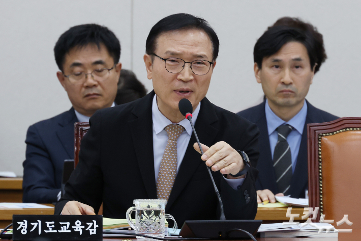 20일 서울 여의도 국회에서 열린 교육위원회의 서울교육청·경기교육청·인천교육청 국정감사에서 임태희 경기도교육감이 의원 질의에 답변을 하고 있다. 윤창원 기자