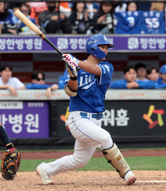안타 치는 삼성 김태훈. 연합뉴스