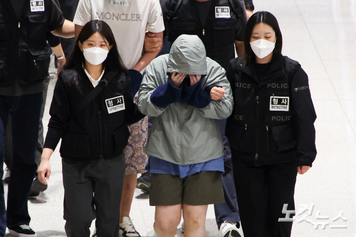 캄보디아 온라인 사기에 가담해 구금된 한국인들이 18일 오전 인천국제공항 제2터미널을 통해 송환되고 있다. 인천공항=황진환 기자