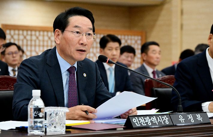 유정복 인천광역시장이 20일 시청 대회의실에서 열린 '2025년 국회 행정안전위원회 국정감사'에서 의원들의 질문에 답변하고 있다. 인천시 제공