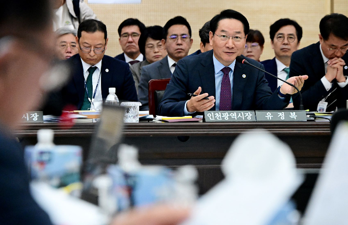 답변 중인 유 시장 모습. 인천시 제공