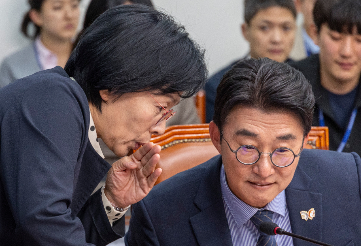 더불어민주당 언론개혁특별위원회 최민희 위원장과 노종면 의원이 20일 국회에서 열린 언론개혁특위 허위 조작정보 근절안 발표에서 대화하고 있다. 연합뉴스