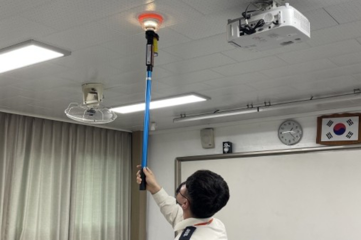 수험장 화재안전조사 중인 조사관. 강원소방본부 제공