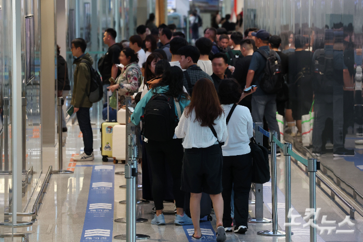 인천국제공항 제2여객터미널에 여행객 등이 출국장을 오가고 있다. 인천=류영주 기자