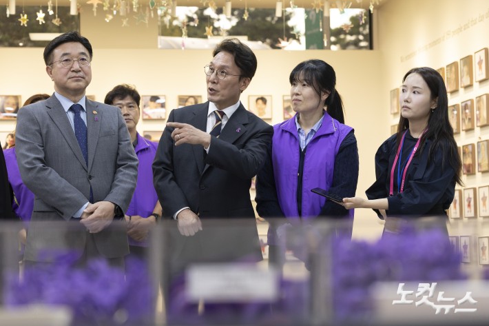 김민석 국무총리(왼쪽 두번째)가 윤호중 행정안전부 장관과 함께 20일 오후 이태원 참사 3주기를 앞두고 서울 종로구 적선현대빌딩에 있는 '별들의 집'을 방문해 송해진 10·29 이태원 참사 유가족협의회 운영위원장(고 이재현 어머니)에게 추모공간에 대한 질문을 하고 있다.