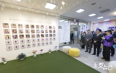 김민석 국무총리(오른쪽 가운데)가 윤호중 행정안전부 장관과 함께 20일 오후 이태원 참사 3주기를 앞두고 서울 종로구 적선현대빌딩에 있는 '별들의 집'을 방문해 송해진 10·29 이태원 참사 유가족협의회 운영위원장(고 이재현 어머니)으로 부터 추모공간에 대한 설명을 듣고 있다.