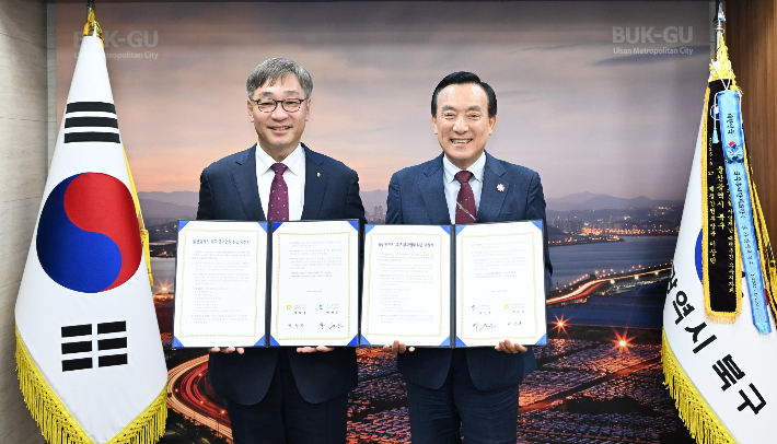 울산 북구는 20일 구청장실에서 NH농협은행과 금고 업무 취급에 대한 약정을 체결했다. 박천동 북구청장과 NH농협은행 울산본부 백창훈 본부장이 약정서에 서명 후 기념촬영을 하고 있다. 북구청 제공