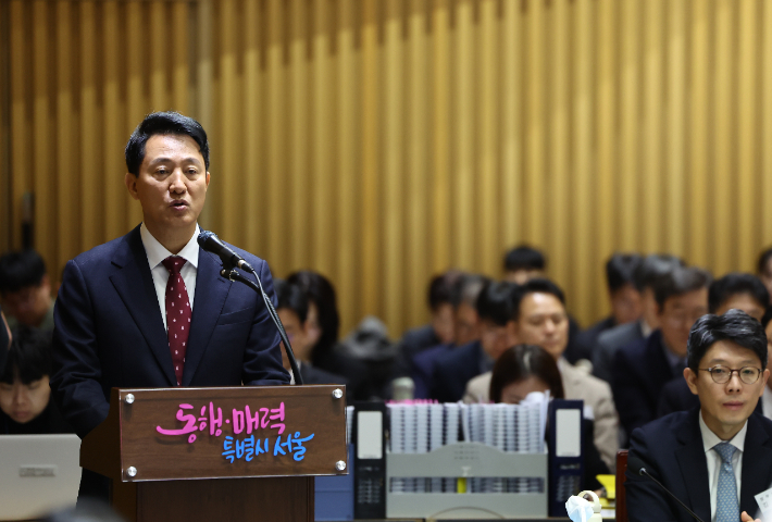 오세훈 서울시장이 20일 서울시청에서 열린 서울시에 대한 국회 국토교통위원회 국정감사에서 업무보고를 하고 있다. 연합뉴스