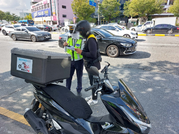 단속하는 경찰의 모습. 전북경찰청 제공